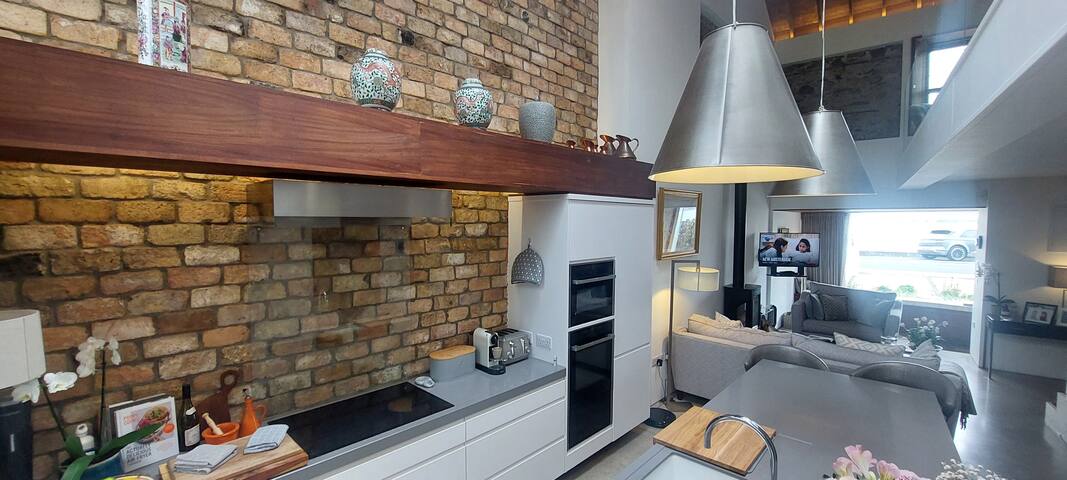 Sophisticated Seafront 3BD+Suntrap Landscaped Yard gallery image 4