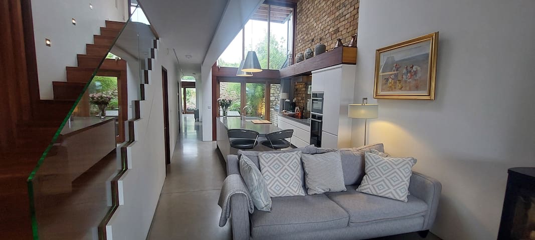 Sophisticated Seafront 3BD+Suntrap Landscaped Yard