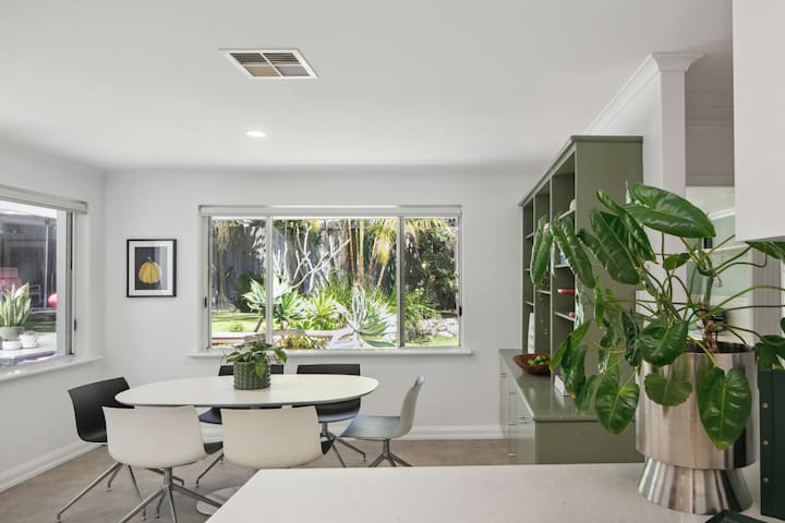 Azure Retreat – garden oasis