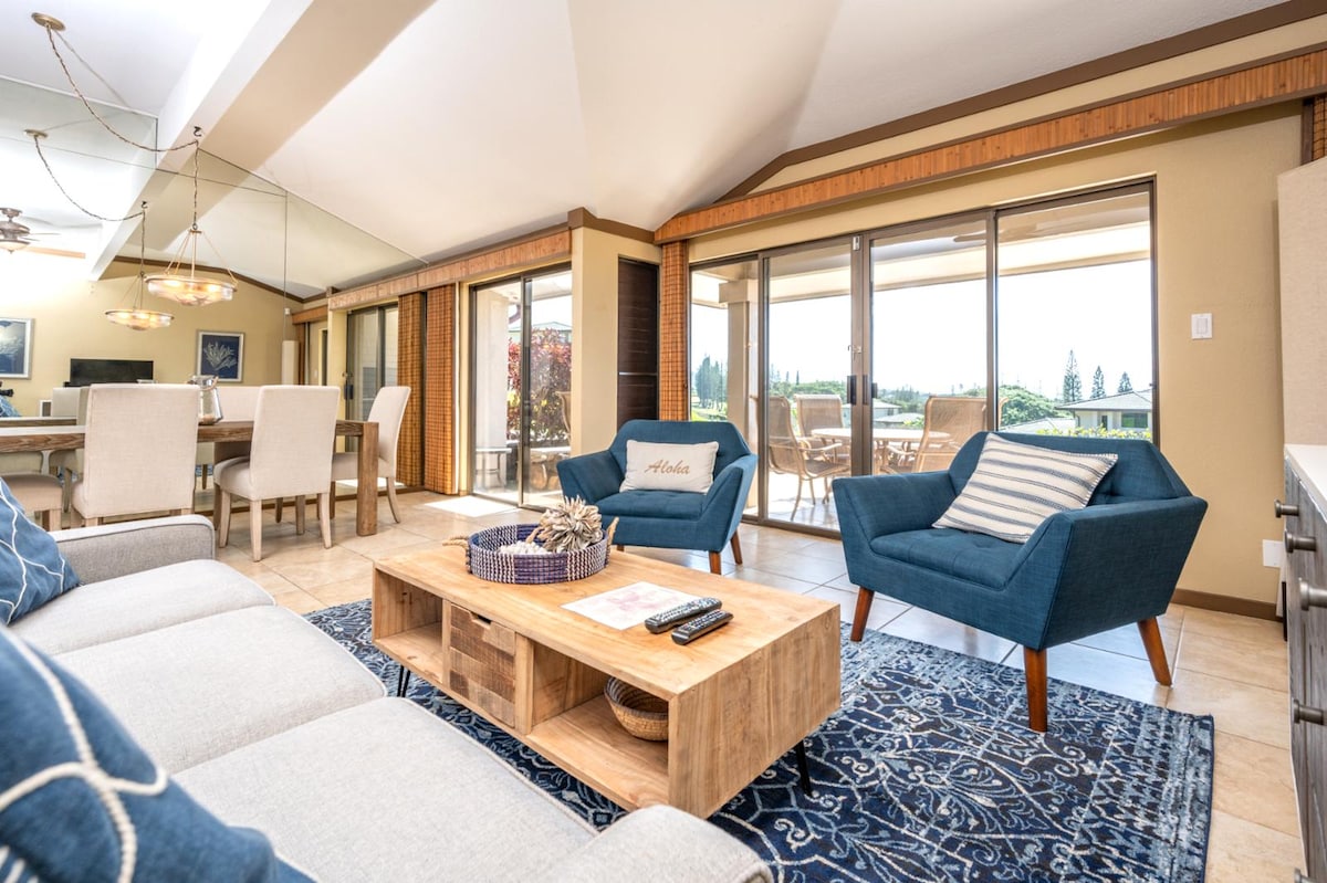 დილით მზის სინათლე იღვრება ამ მშვიდ, ღია საცხოვრებელ სივრცეში, სადაც ახალი ყავა იღვრება, იქმნება გეგმები და კუნძულზე დასვენების ოცნებები იკვეთება