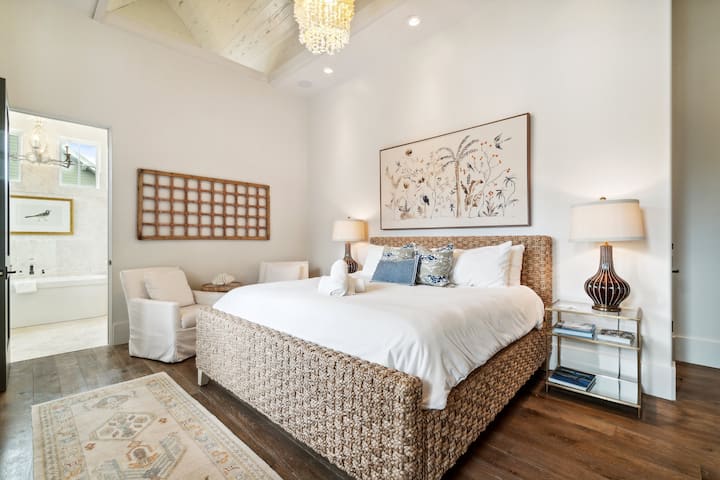 Andra våningen - Primär sovrum - svit med dubbelsäng