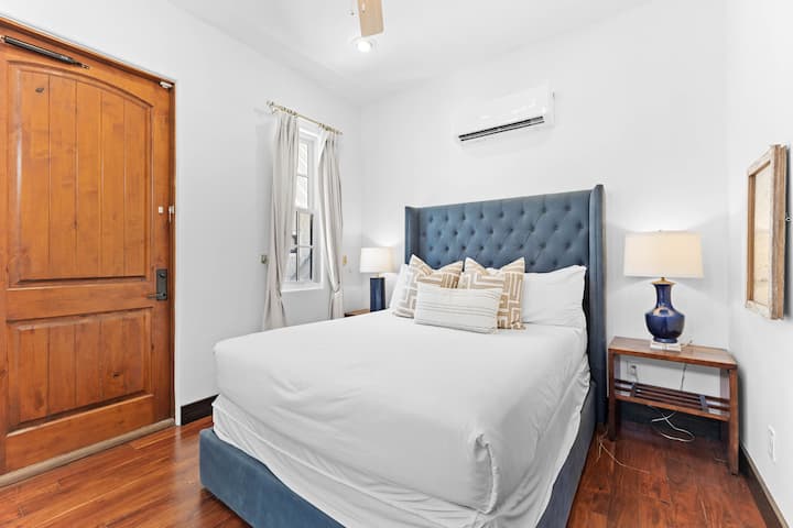 2: a våningen - sovrum med queen size-säng