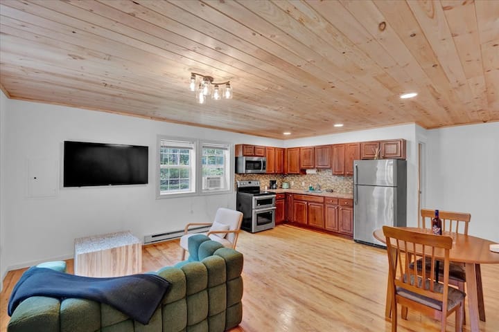 Charming Pocono Boutique | Firepits | Pickleball - Monroe Lake, East Stroudsburg