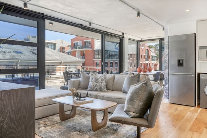 Contemporary Apartment with Large Patio & Pool