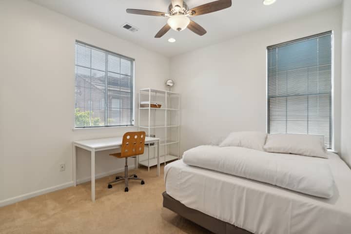 מאוורר תקרה, בתוך הבית, מיטה, ריהוט, חדר שינה