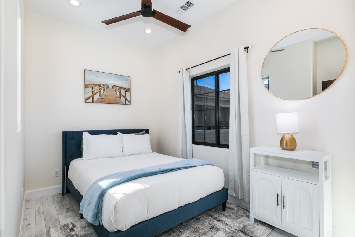 Vybavenie spálne, menšia manželská posteľ, toaletný stolík, stropný ventilátor