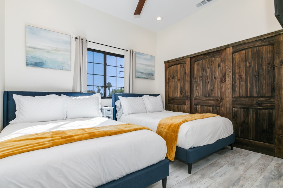 Manželská posteľ a stropný ventilátor v jednej zo spální