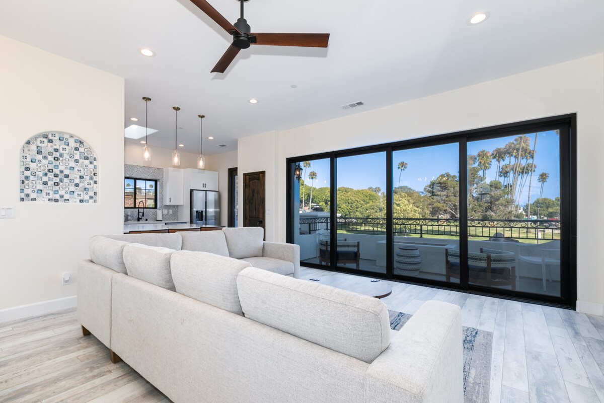 Vychutnajte si tento panoramatický výhľad pri sedení na našom 7- až 8-miestnom gauči so stropným ventilátorom a priamym prístupom na balkón