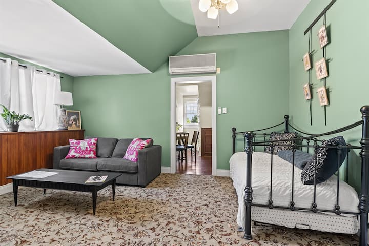 Dnevni boravak s pomoćnim krevetom, kaučem i TV-om