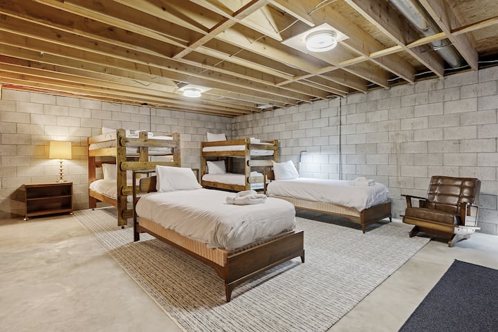 Სარდაფის ფართო ოთახი, რომელიც განკუთვნილია ჯგუფური საცხოვრებლებისთვის, მრავალჯერადი საძილე პირობებით. Ნომერში არის ორი ორადგილიანი საწოლი და ხის ორსართულიანი საწოლების ორი კომპლექტი, რომლებიც მოწესრიგებულია დიდ ხალიჩებზე.