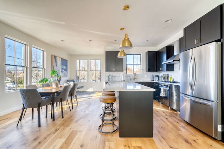 3BR Luxury • Parking • Chef’s Kitchen • Sleeps 8
