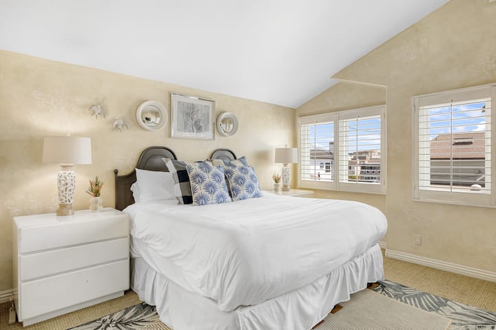 El dormitorio principal cuenta con cama tamaño king, TV y baño privado.