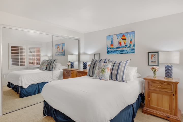 El dormitorio 3 cuenta con una cama queen y un televisor.