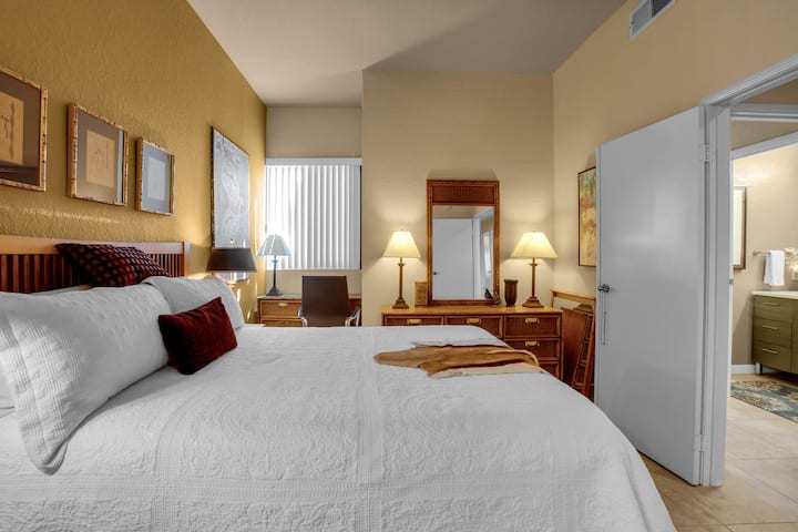 حمام للضيوف مع حوض مزدوج ومرآة كبيرة