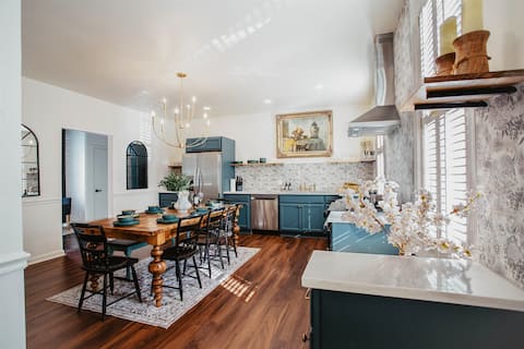 Downtown-Walk to everything+5 king beds!