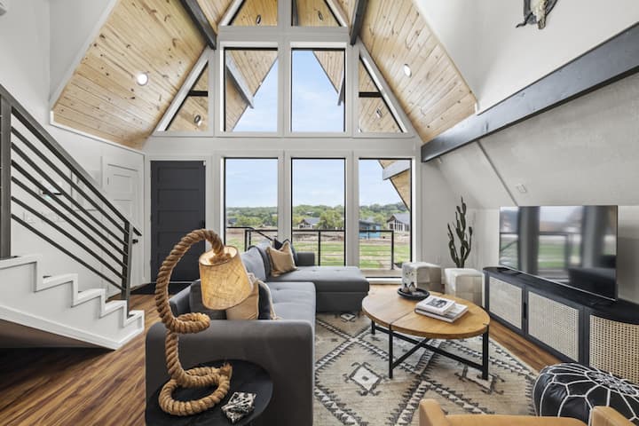 Three Cabins ~ Themed Getaways Near Canyon Lake - Canyon Lake, TX