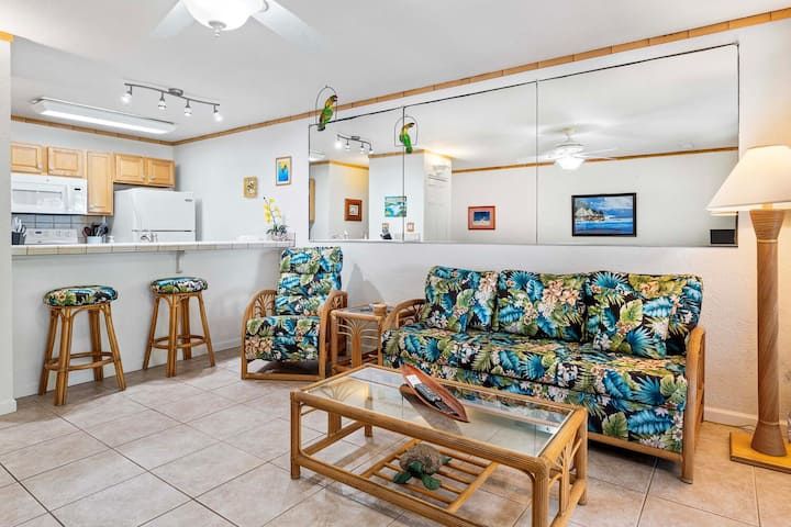 Obývací priestor ponúka luxusné posedenie, televízor a stropný ventilátor.