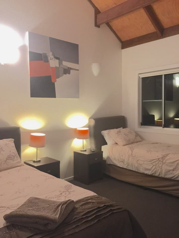 Segundo dormitorio con camas individuales tamaño king