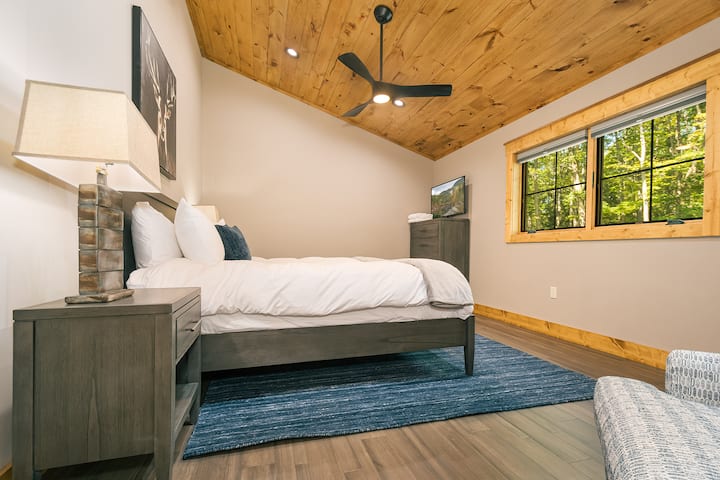 Вториот главен апартман на горниот кат е опремен со брачен кревет (широк 150-179 см).