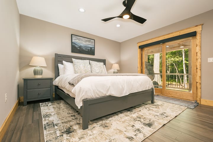 Вториот главен апартман има пристап до покриената тераса каде што можете да го пиете кафето секое утро.