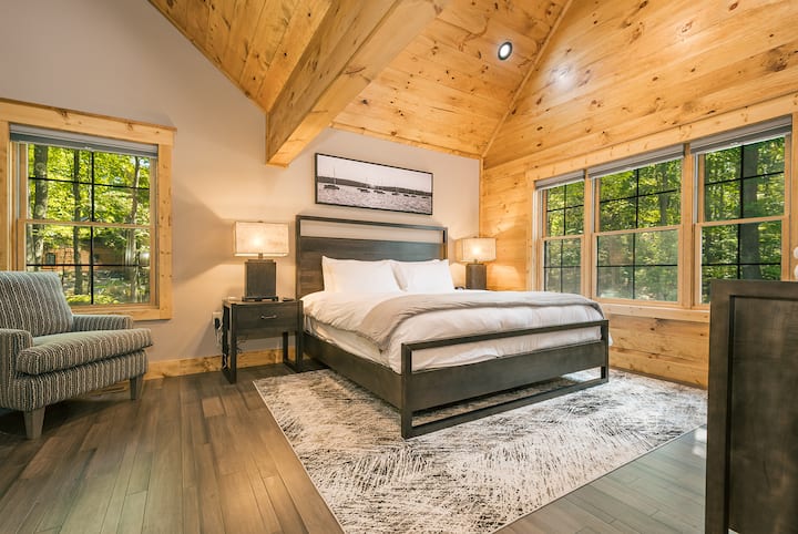 Првиот главен апартман на главното ниво е опремен со брачен кревет (широк 150-179 см).