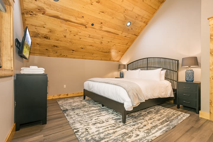 Исто така, опремен со брачен кревет (широк 150-179 см), последниот главен апартман на горно ниво е одлично место за опуштање.