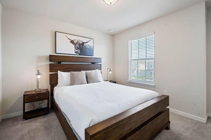 Chambre 2 avec un lit queen size et une salle de bain privée