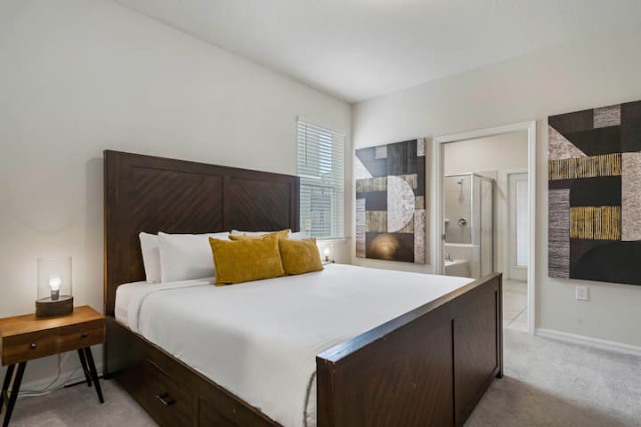 Chambre 1 avec un grand grand grand lit et une salle de bains privée