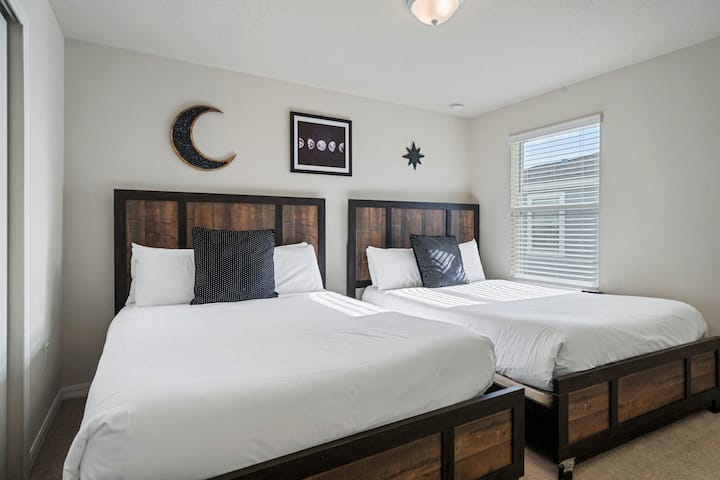 Chambre 4 avec 2 lits Queen Size et une télévision connectée
