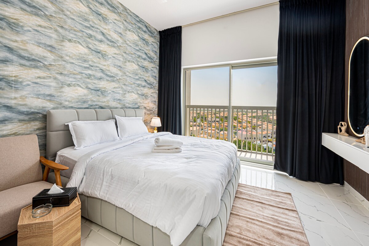 Popular Airbnb listing: Chic Studio in Dubai | Balcony,Pool & Free Parking in Wadi Al Safa 5