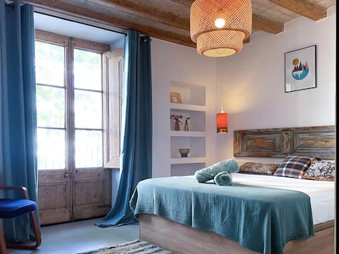 Exquisite 2-bedroom Apartment on Rambla by Hostem