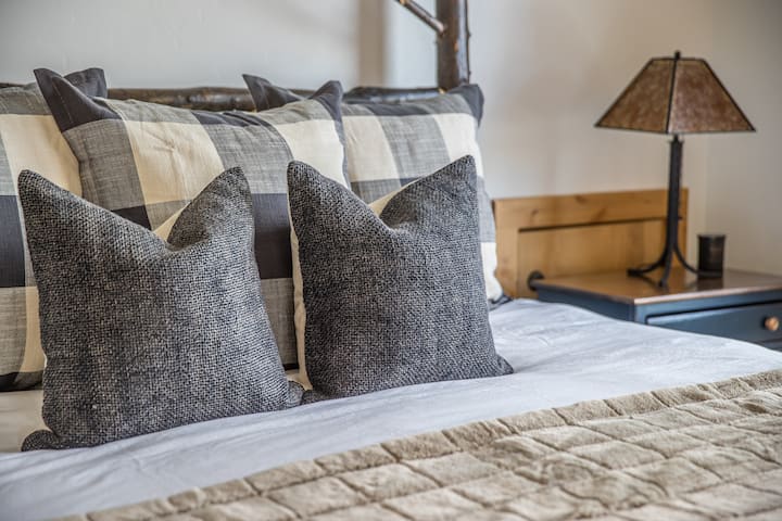 Dormitorio 3 con cama tamaño king en la planta superior