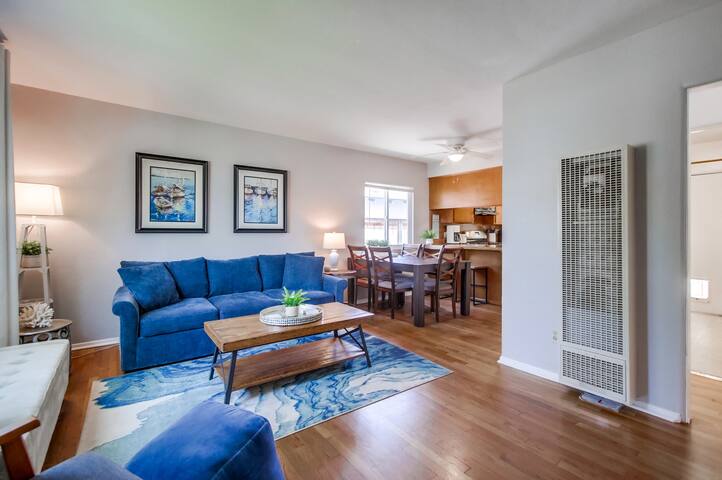 2 Blocks to Beach * Sleeps 20 WOW * 2 Fenced Yards gallery image 4