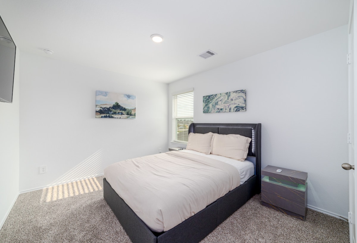 Მყუდრო მეორე საძინებელი კომფორტული ავეჯით, იდეალურია მშვიდი ძილისთვის.