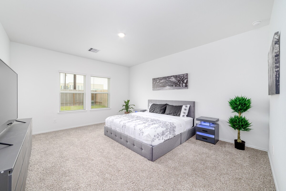 Ფართო მთავარი საძინებელი კომფორტული საწოლით და საკმარისი სივრცე დასვენებისა და განტვირთვისთვის.