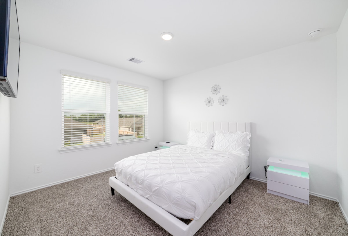 Მომხიბლავი მესამე საძინებელი მყუდრო ავეჯითა და მშვიდი გარემოთი მშვიდი ძილისთვის.