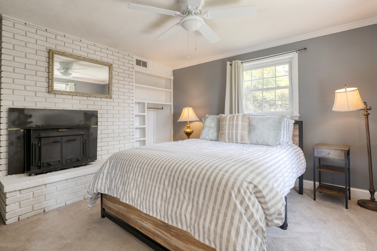 Dhoma e gjumit 4 ka një krevat dopio "queen".