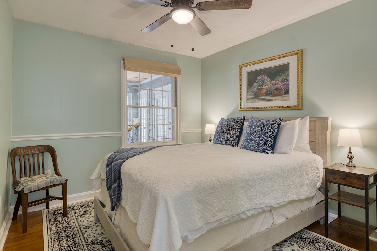 Dhoma e gjumit 3 ka një krevat dopio "queen".