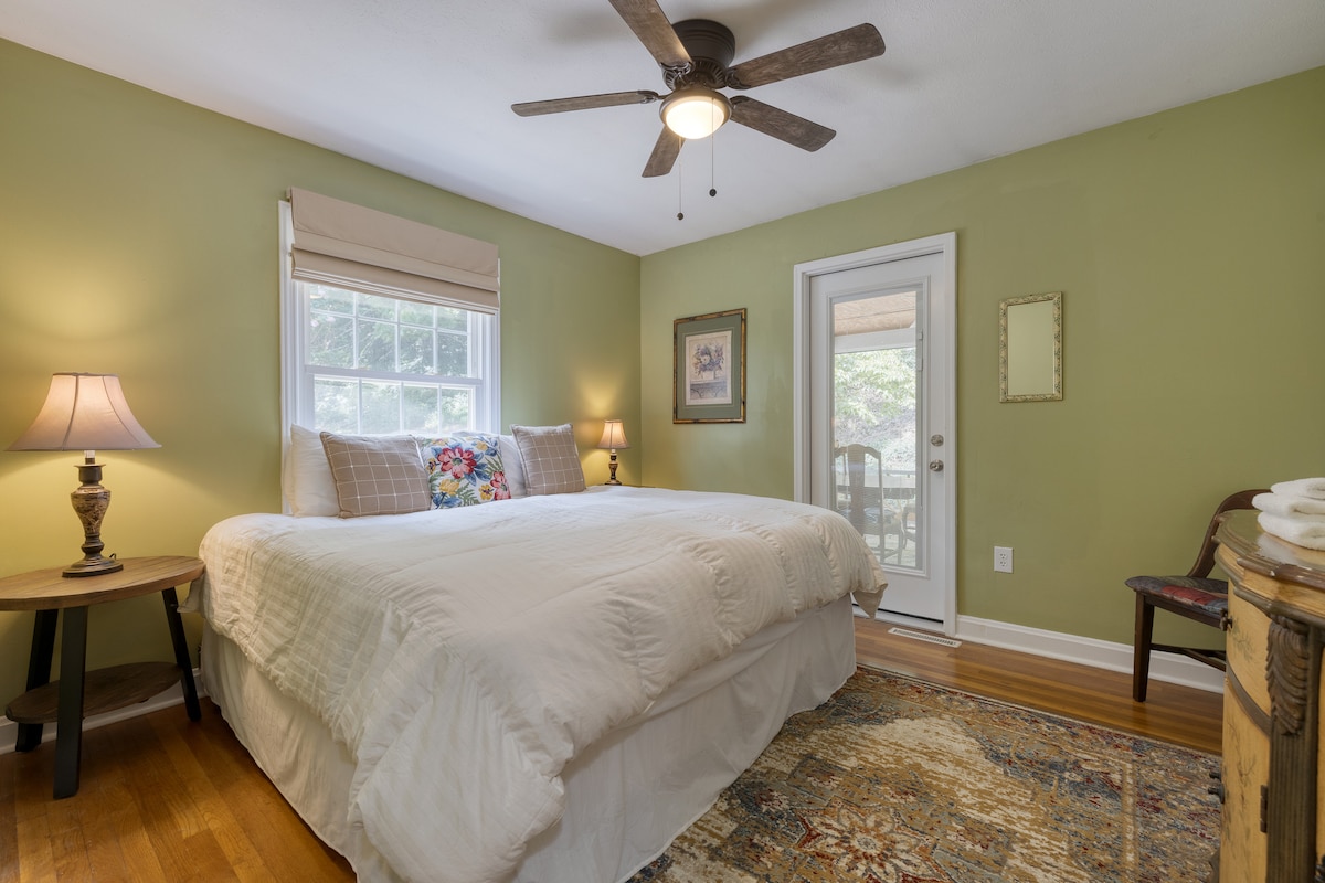 Dhoma e gjumit 2 ka një krevat dopio "king".