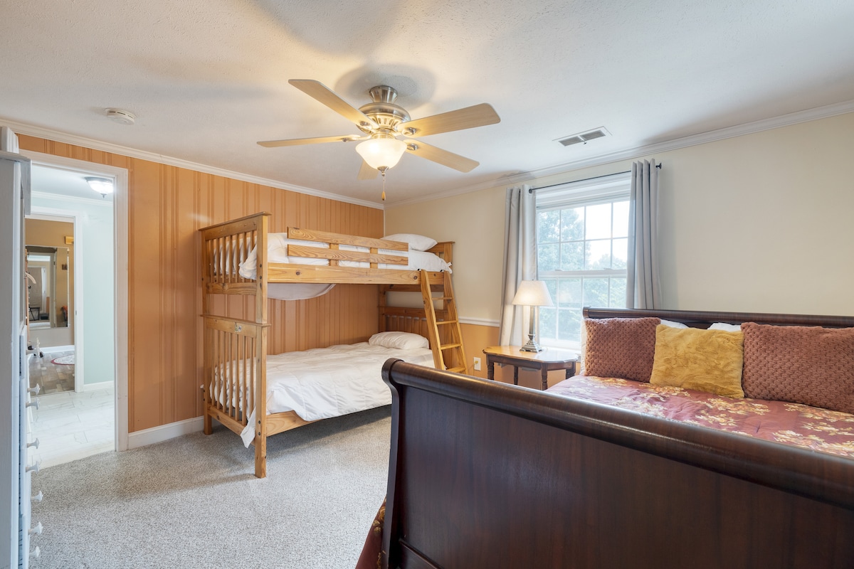 Dhoma e gjumit 5 ka një krevat dopio dhe një krevat dopio.