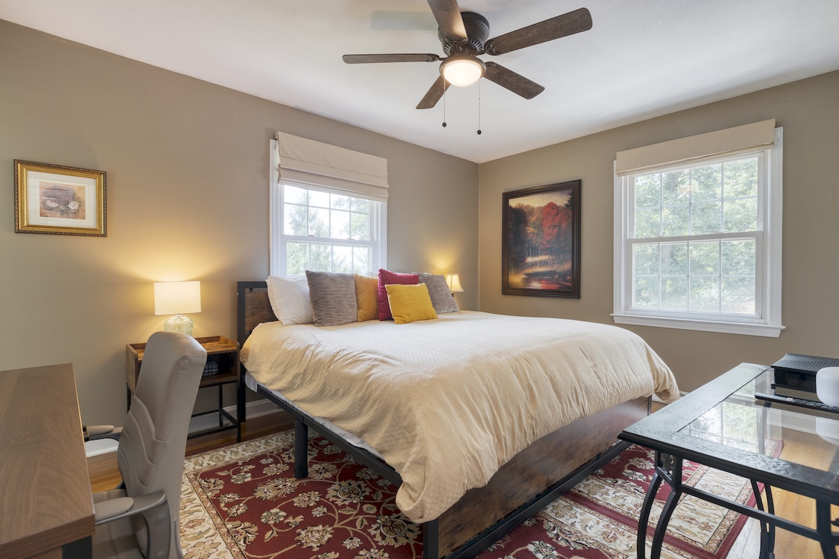 Dhoma kryesore e gjumit ka një krevat dopio "king", televizor dhe banjë.