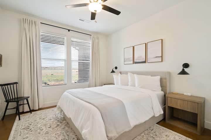 标准双人床、挂钩、行李架、带衣架的大衣橱、锡安景观