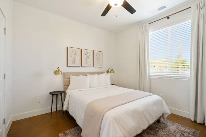 标准双人床、陶器谷仓床上用品、挂钩、大衣柜、行李架、衣架