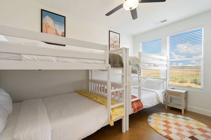 2张全尺寸双层床、智能电视、方便的插头