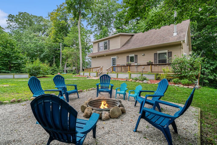 Tranquil 5-Br Lake House | Near Duck Lake & TC!