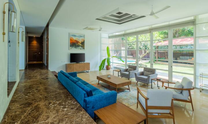 Rooms: Living area