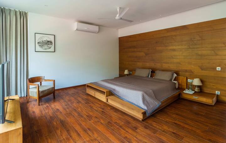 Rooms: Bedroom