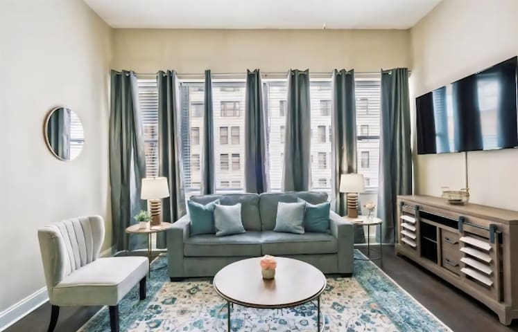 2 Bedrm Slps 8 w/Gym/Pool 2 Blks 2 Quarter/Bourbon