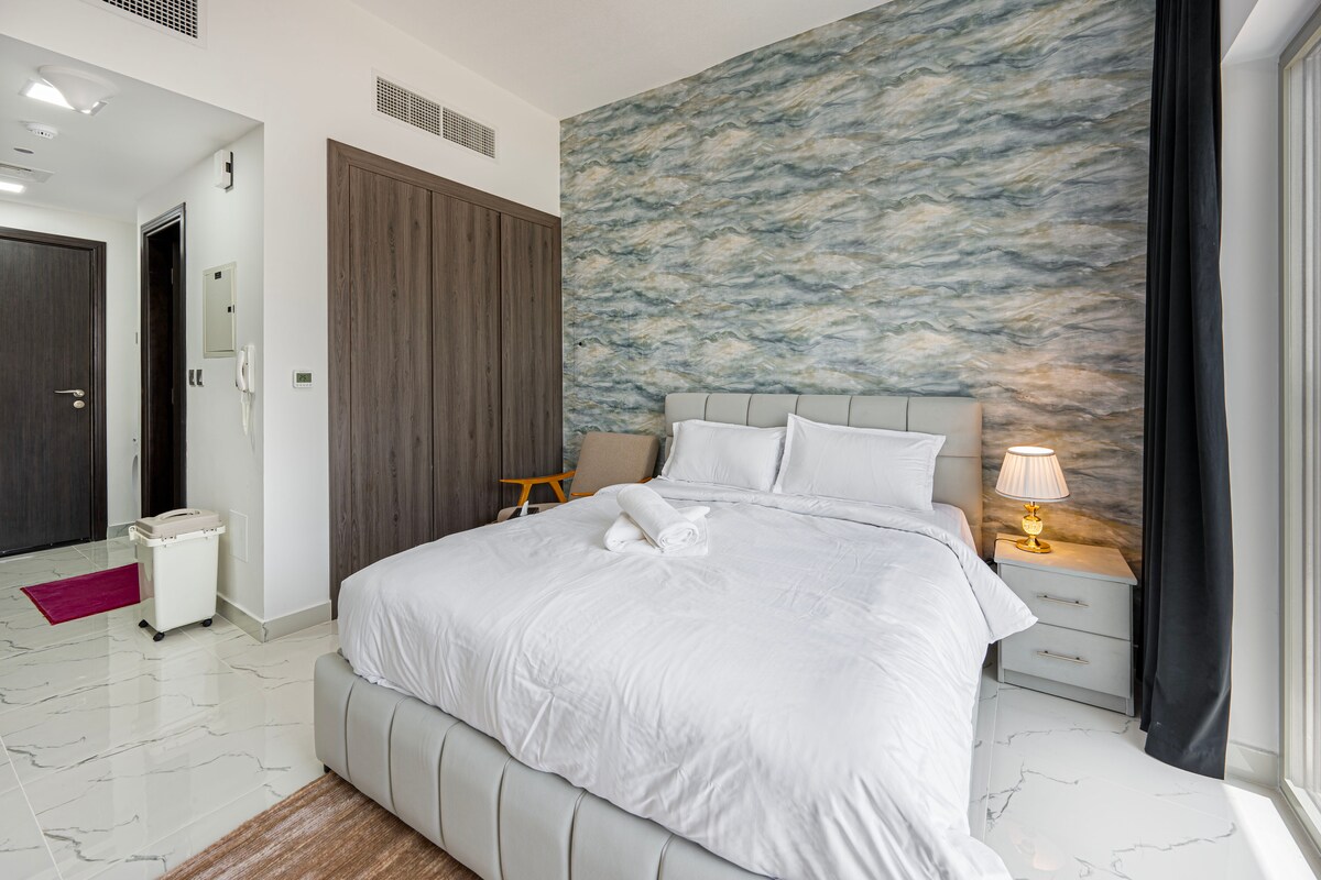 Top Airbnb: Dubailand Close To Downtown With Balcony in Wadi Al Safa 5