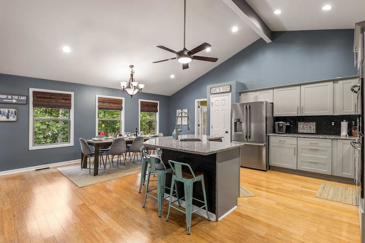 Cozy Lake House W/ Firepit, Hot Tub, Kayaks, Dock - Gainesville, GA